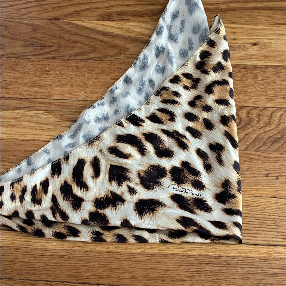 Authentic Roberto Cavalli Silk Leopard Print Square Scarf Signature - Picture 4 of 7